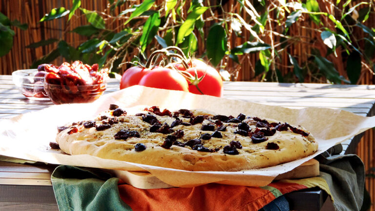 Focaccia mit getrockneten Tomaten und Oliven