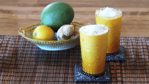 Mango-Lassi mit Kokosraspeln
