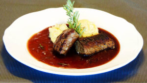 Lammfilet an Portwein-Sauce mit Datteln-Polenta