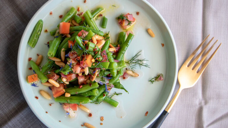 Grüne Bohnen mit Tomaten und Pinienkernen