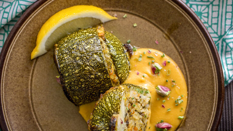 Zucchini gefüllt mit Reis und Gemüse