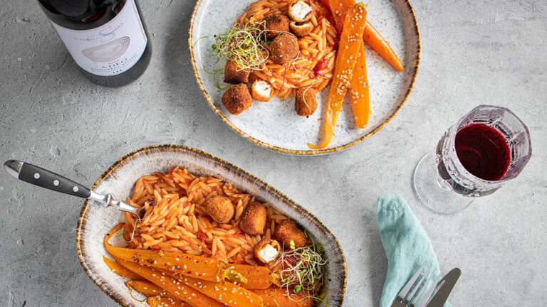 Tomaten-Orzo mit paniertem Feta und glacierten Rüebli