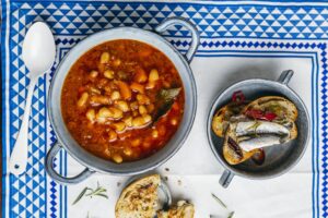Fasolada - griechische Bohnensuppe mit weissen Bohnen, Karotten und Olivenöl im Teller